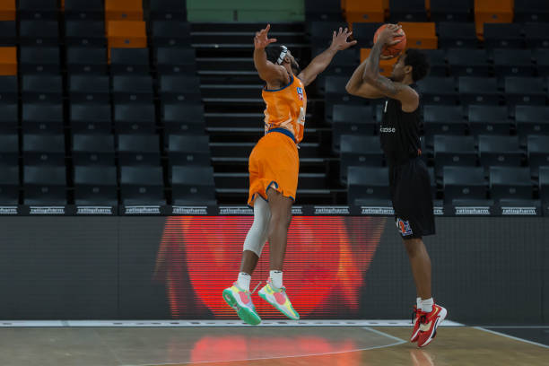 幽默中拉近 幽默中拉近